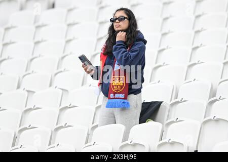 Un partisan arrive tôt pour le match de premier League entre West Ham United et Liverpool au stade de Londres, Queen Elizabeth Olympic Park, Londres, Angleterre, le 27 avril 2024. Photo de Phil Hutchinson. Utilisation éditoriale uniquement, licence requise pour une utilisation commerciale. Aucune utilisation dans les Paris, les jeux ou les publications d'un club/ligue/joueur. Crédit : UK Sports pics Ltd/Alamy Live News Banque D'Images