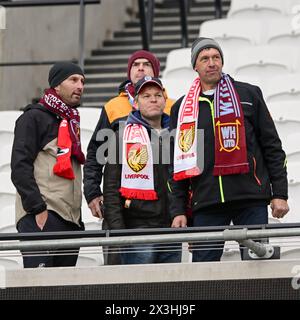 Les supporters arrivent tôt pour le match de premier League entre West Ham United et Liverpool au stade de Londres, Queen Elizabeth Olympic Park, Londres, Angleterre, le 27 avril 2024. Photo de Phil Hutchinson. Utilisation éditoriale uniquement, licence requise pour une utilisation commerciale. Aucune utilisation dans les Paris, les jeux ou les publications d'un club/ligue/joueur. Crédit : UK Sports pics Ltd/Alamy Live News Banque D'Images