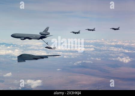 Un KC-10 de la United States Air Force ravitaille un F-35, tandis qu'un B-2 et trois F-16 attendent sur l'aile après avoir effectué des essais en vol dans le Banque D'Images