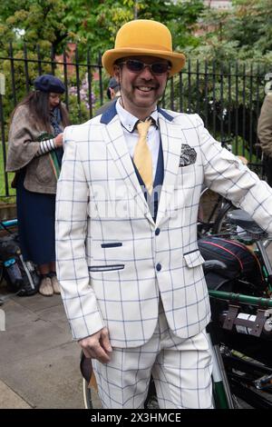 Londres, Royaume-Uni. 27 avril 2024. Les participants au Tweed Run posent pour une photo à Clerkenwell. Crédit : Justin Ng/Alamy Live News. Banque D'Images