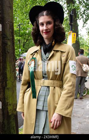 Londres, Royaume-Uni. 27 avril 2024. Les participants au Tweed Run posent pour une photo à Clerkenwell. Crédit : Justin Ng/Alamy Live News. Banque D'Images