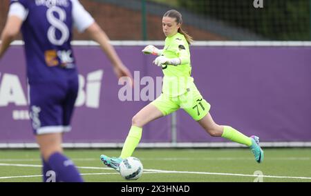 Bruxelles, Belgique. 27 avril 2024. Aude Waldbillig, gardienne de la RSCA, photographiée en action lors d'un match de football entre KAA Gent Ladies et RSCA Women, samedi 27 avril 2024 à Bruxelles, le jour 6 du play-off Group A du championnat féminin de Super League. BELGA PHOTO VIRGINIE LEFOUR crédit : Belga News Agency/Alamy Live News Banque D'Images