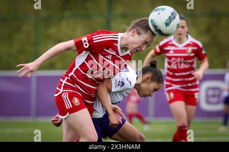 Bruxelles, Belgique. 27 avril 2024. Justine Blave de Standard Femina et Lola Wajnblum de RSCA se battent pour le ballon lors d'un match de football entre KAA Gent Ladies et RSCA Women, samedi 27 avril 2024 à Bruxelles, le jour 6 du play-off Group A du championnat féminin de Super League. BELGA PHOTO VIRGINIE LEFOUR crédit : Belga News Agency/Alamy Live News Banque D'Images