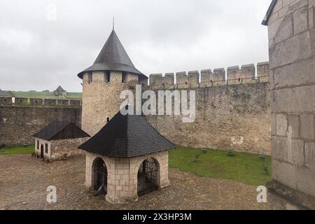 Vue de dessus de la cour de la forteresse de Khotyn construite au XIVe siècle sur la rive droite du fleuve Dniestr. Ukraine Banque D'Images