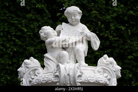 Deux putti apprenant les mathématiques, jardins Herrenhaeuser Gaerten, Herrenhausen, Hanovre, basse-Saxe, Allemagne, Europe Banque D'Images