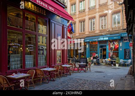 LYON, FRANCE, 6 avril 2024 : les bouchons sont des restaurants traditionnels de la cuisine lyonnaise. Lyon prend la 1ère place au classement des «villes à 15 minutes», un con Banque D'Images