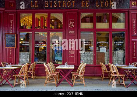 LYON, FRANCE, 6 avril 2024 : les bouchons sont des restaurants traditionnels de la cuisine lyonnaise. Lyon prend la 1ère place au classement des «villes à 15 minutes», un con Banque D'Images