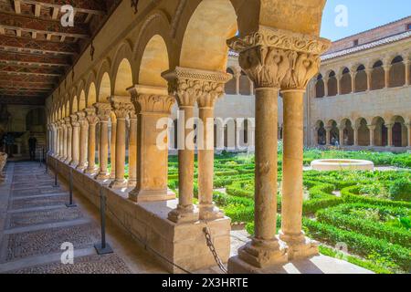 Cloître roman. Santo Domingo de Silos monastery, province de Burgos, Castille Leon, Espagne. Banque D'Images