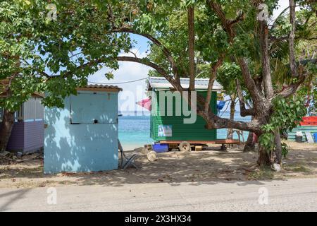 Cabane de plage en bois peint sur la plage de Lower Bay, Lower Bay. Île de Bequia, St Vincent et les Grenadines, Caraïbes Banque D'Images