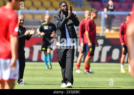 Lecce, Italie. 27 avril 2024. Samuel Umtiti gestes-réagit lors du match de football Serie A TIM entre l'US Lecce et l'AC Monza au stade de la via del Mare à Lecce, en Italie, samedi 27 avril 2024. (Crédit image : &#xa9 ; Giovanni Evangelista/LaPresse) crédit : LaPresse/Alamy Live News Banque D'Images