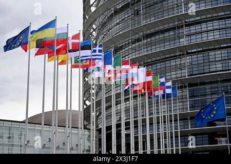 Flaggen der eu-Staaten und der Ukraine sowie die eu-Flagge wehen vor dem eu-Parlament in Straßburg. Straßburg, 25.04.2024 Grand est Frankreich *** les drapeaux des états de l'UE et de l'Ukraine ainsi que le drapeau de l'UE flottent devant le Parlement européen à Strasbourg Strasbourg, 25 04 2024 Grand est France Copyright : xDwixAnoraganingrumx Banque D'Images