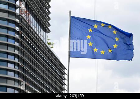 Die eu-Flagge weht vor dem eu-Parlament in Straßburg. Straßburg, 25.04.2024 Grand est Frankreich *** le drapeau de l'UE flotte devant le Parlement européen à Strasbourg Strasbourg, 25 04 2024 Grand est France Copyright : xDwixAnoraganingrumx Banque D'Images