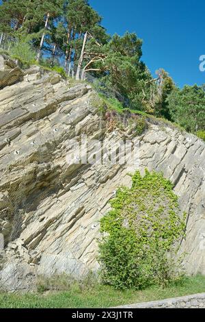 Filet de sécurité de pierres dans les montagnes Banque D'Images