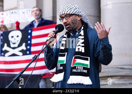 Docteur Hirron Fernando parlant de ses expériences en tant que médecin à Gaza aux manifestants participant à une marche silencieuse pour commémorer les six mois de la guerre à Gaza et pour faire campagne en faveur de toutes les vies perdues, organisé par le Comité d'urgence pour le génocide de Gaza à Glasgow le 27 avril 2024 © Chantal Guevara/Alamy, tous droits réservés. Banque D'Images