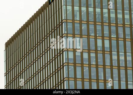 Vue partielle sur les tours de bureaux hollandaises ultramodernes Banque D'Images