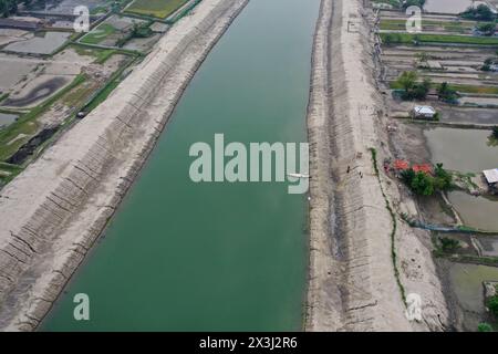 Khulna, Bangladesh - 11 avril 2024 : le Conseil de développement de l'eau a rétabli le débit normal de la rivière en draguant la rivière Kapotaksha à Paikgac Banque D'Images