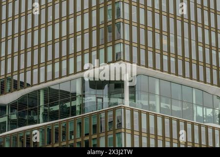 Vue partielle sur les tours de bureaux hollandaises ultramodernes Banque D'Images