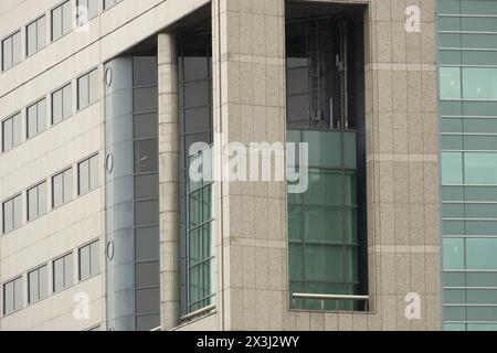 Vue partielle sur les tours de bureaux hollandaises ultramodernes Banque D'Images