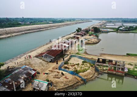 Khulna, Bangladesh - 11 avril 2024 : le Conseil de développement de l'eau a rétabli le débit normal de la rivière en draguant la rivière Kapotaksha à Paikgac Banque D'Images