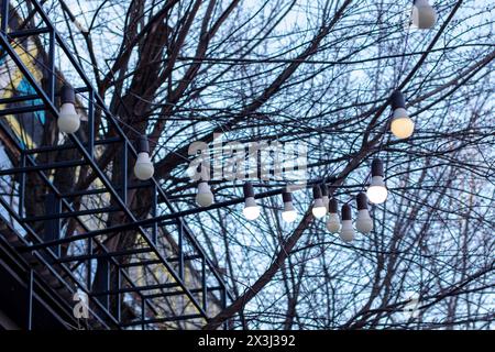 Une chaîne de lumières est suspendue à une poutre en bois robuste, ajoutant une ambiance chaleureuse à la zone ombragée ci-dessous. La structure en bois dur est accentuée avec WO Banque D'Images