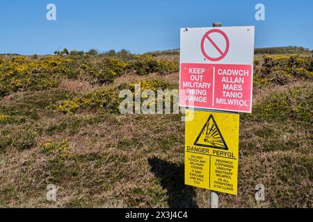 Panneau d'avertissement sur la chaîne d'artillerie de Castlemartin près de Bosherton, Pembrokeshire, pays de Galles Banque D'Images