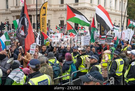 Londres, Royaume-Uni. 27 avril 2024. une marche pro-palestinienne dans le centre de Londres rencontre une contre-manifestation pro-israélienne dans le centre commercial Pall Mall Credit : Phil Robinson/Alamy Live News Banque D'Images