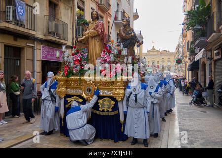 Tarragone, Espagne - 27 avril 2024 : la photographie capture la beauté éphémère de la dévotion en mouvement. Banque D'Images