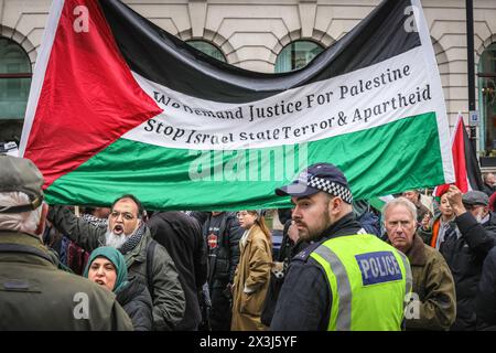 Londres, Royaume-Uni. 27 avril 2024. Les participants à la « Marche nationale pour la Palestine » et appellent à Une marche de protestation permanente du cessez-le-feu de Parliament Square à Hyde Park en passant par le centre de Londres, tandis que les manifestants du contre-comptoir « Counter the Hate » se rassemblent à un coin du centre commercial Pall Mall. Les deux parties sont séparées par des barrières et une présence policière. Crédit : Imageplotter/Alamy Live News Banque D'Images