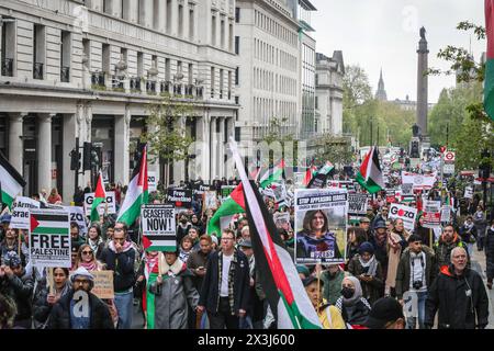 Londres, Royaume-Uni. 27 avril 2024. Les participants à la « Marche nationale pour la Palestine » et appellent à Une marche de protestation permanente du cessez-le-feu de Parliament Square à Hyde Park en passant par le centre de Londres, tandis que les manifestants du contre-comptoir « Counter the Hate » se rassemblent à un coin du centre commercial Pall Mall. Les deux parties sont séparées par des barrières et une présence policière. Crédit : Imageplotter/Alamy Live News Banque D'Images