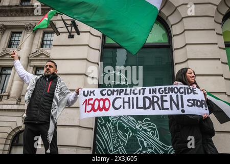 Londres, Royaume-Uni. 27 avril 2024. Les participants à la « Marche nationale pour la Palestine » et appellent à Une marche de protestation permanente du cessez-le-feu de Parliament Square à Hyde Park en passant par le centre de Londres, tandis que les manifestants du contre-comptoir « Counter the Hate » se rassemblent à un coin du centre commercial Pall Mall. Les deux parties sont séparées par des barrières et une présence policière. Crédit : Imageplotter/Alamy Live News Banque D'Images