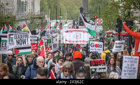 Londres, Royaume-Uni. 27 avril 2024. Les participants à la « Marche nationale pour la Palestine » et appellent à Une marche de protestation permanente du cessez-le-feu de Parliament Square à Hyde Park en passant par le centre de Londres, tandis que les manifestants du contre-comptoir « Counter the Hate » se rassemblent à un coin du centre commercial Pall Mall. Les deux parties sont séparées par des barrières et une présence policière. Crédit : Imageplotter/Alamy Live News Banque D'Images