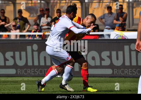 Lecce, Italie. 27 avril 2024. Nikola Krstovic (9 US Lecce) et le défenseur de Monza Pablo mari' (22 AC Monza) en action lors du match de Serie A TIM entre les US Lecce et AC Monza au stade via del Mare à Lecce, Italie, samedi 27 avril 2024. (Crédit image : © ; Giovanni Evangelista/LaPresse) crédit : LaPresse/Alamy Live News Banque D'Images