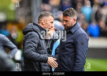 27 avril 2024 ; stade Molineux, Wolverhampton, West Midlands, Angleterre; premier League Football, Wolverhampton Wanderers contre Luton Town ; l'entraîneur-chef des Wolves, Gary O'Neil, discute avec le directeur de Luton Town, Rob Edwards, avant le coup d'envoi Banque D'Images