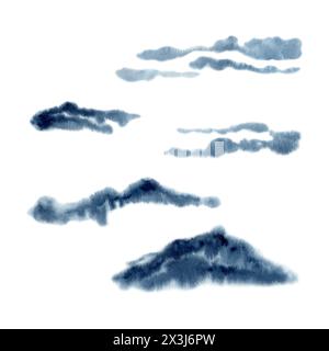 Nuages bleus abstraits et montagnes. Illustration d'aquarelle dessinée à la main isolée sur fond blanc. Indigo monochrome nature clipart pour le paysage Banque D'Images