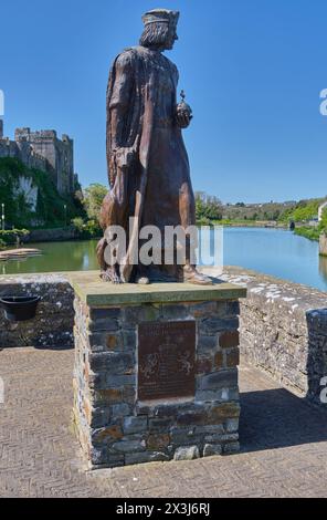 Statue d'Henri VII devant le château de Pembroke, Pembroke, Pembrokeshire, pays de Galles Banque D'Images