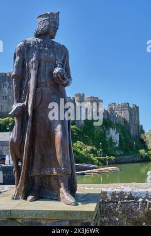 Statue d'Henri VII devant le château de Pembroke, Pembroke, Pembrokeshire, pays de Galles Banque D'Images