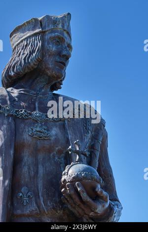 Statue d'Henri VII devant le château de Pembroke, Pembroke, Pembrokeshire, pays de Galles Banque D'Images