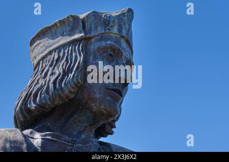 Statue d'Henri VII devant le château de Pembroke, Pembroke, Pembrokeshire, pays de Galles Banque D'Images