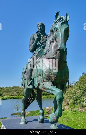 Statue de William Marshall devant le château de Pembroke, Pembroke, Pembrokeshire, pays de Galles Banque D'Images