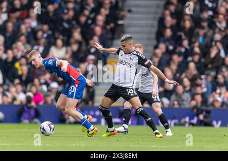 Andreas Pereira de Fulham défie pour le ballon avec Adam Wharton de Crystal Palace lors du match de premier League entre Fulham et Crystal Palace à Craven Cottage, Londres, Angleterre, le 27 avril 2024. Photo de Grant Winter. Utilisation éditoriale uniquement, licence requise pour une utilisation commerciale. Aucune utilisation dans les Paris, les jeux ou les publications d'un club/ligue/joueur. Crédit : UK Sports pics Ltd/Alamy Live News Banque D'Images