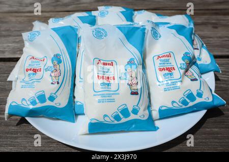 Sachet de lait Amul Taaza. Produits laitiers Amul. Lait pasteurisé Amul de marque Banque D'Images