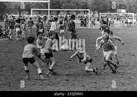 Écoles de rugby jour, parc Parilly, Bron, Rhône, région Rhône-Alpes, France, Archives 1981 Banque D'Images