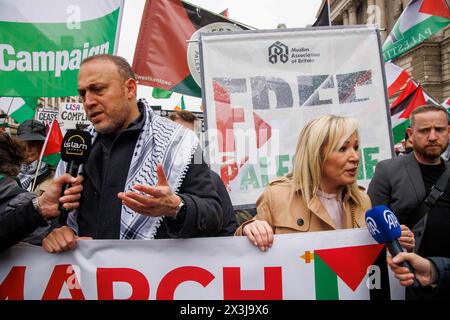 Londres, Royaume-Uni 27 avril 2024 L'ambassadeur palestinien à Londres, Husam S Zomlot, et Michelle OÕNeill, première ministre des îles du Nord, donnent des interviews. Marche nationale pour la Palestine. La marche est organisée par Palestine Solidarity Campaign et les amis d'Al Aqsa et environ 100 000 manifestants appellent à un cessez-le-feu immédiat et à la fin des bombardements de Gaza par Israël. Ils veulent également que le gouvernement cesse de fournir des armes à Israël. Le long de la route vers Hyde Park, il y a une manifestation contre-israélienne demandant la libération des otages et appelant des terroristes du Hamas. Banque D'Images