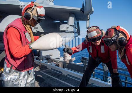 USS Harry S Truman, États-Unis. 24 avril 2024. Des marins de l'US Navy affectés à l'équipe d'écrasement et de sauvetage inspectent un missile sur un chasseur F/A-18E Super Hornet du Blue Blasters of Strike Fighter Squadron 34, sur le pont d'envol du porte-avions de classe Nimitz USS Harry S. Truman en cours d'exécution des opérations de routine, le 24 avril 2024, sur l'océan Atlantique. Crédit : MCS Mike Shen/U.S. Navy photo/Alamy Live News Banque D'Images