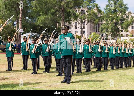 Pretoria, Afrique du Sud. 27 avril 2024. Des gardes d'honneur assistent à une célébration pour commémorer la Journée de la liberté à l'Union Buildings à Pretoria, en Afrique du Sud, le 27 avril 2024. La Journée de la liberté, célébrée le 27 avril de chaque année, a pour but de commémorer les premières élections démocratiques tenues en Afrique du Sud le 27 avril 1994, au cours desquelles tout le monde pouvait voter sans distinction de race. Crédit : Zhang Yudong/Xinhua/Alamy Live News Banque D'Images