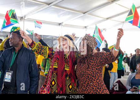 Pretoria, Afrique du Sud. 27 avril 2024. Les gens assistent à une célébration pour commémorer la Journée de la liberté à Union Buildings à Pretoria, en Afrique du Sud, le 27 avril 2024. La Journée de la liberté, célébrée le 27 avril de chaque année, a pour but de commémorer les premières élections démocratiques tenues en Afrique du Sud le 27 avril 1994, au cours desquelles tout le monde pouvait voter sans distinction de race. Crédit : Zhang Yudong/Xinhua/Alamy Live News Banque D'Images