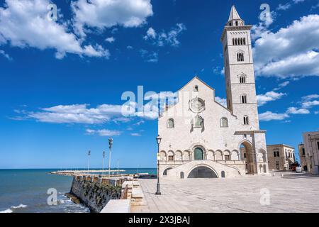 La belle cathédrale de Trani dans les Pouilles, Italie, et la mer Adriatique Banque D'Images