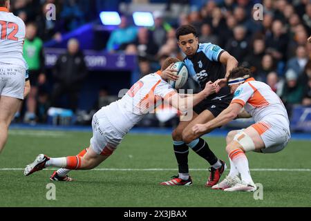 Cardiff, Royaume-Uni. 27 avril 2024. Ben Thomas du rugby de Cardiff est attaqué. United Rugby Championship, Cardiff Rugby v Edinburgh Rugby au Cardiff Arms Park à Cardiff, pays de Galles, samedi 27 avril 2024. photo par Andrew Orchard/Andrew Orchard photographie sportive/Alamy Live News crédit : Andrew Orchard photographie sportive/Alamy Live News Banque D'Images