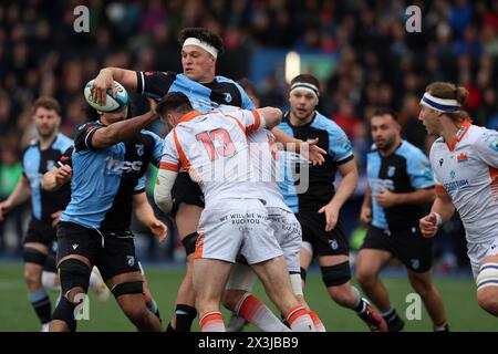 Cardiff, Royaume-Uni. 27 avril 2024. Teddy Williams du rugby de Cardiff est attaqué. United Rugby Championship, Cardiff Rugby v Edinburgh Rugby au Cardiff Arms Park à Cardiff, pays de Galles, samedi 27 avril 2024. photo par Andrew Orchard/Andrew Orchard photographie sportive/Alamy Live News crédit : Andrew Orchard photographie sportive/Alamy Live News Banque D'Images