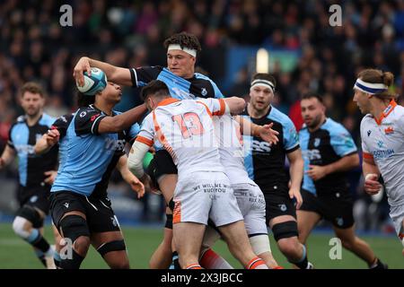 Cardiff, Royaume-Uni. 27 avril 2024. Teddy Williams du rugby de Cardiff est attaqué. United Rugby Championship, Cardiff Rugby v Edinburgh Rugby au Cardiff Arms Park à Cardiff, pays de Galles, samedi 27 avril 2024. photo par Andrew Orchard/Andrew Orchard photographie sportive/Alamy Live News crédit : Andrew Orchard photographie sportive/Alamy Live News Banque D'Images